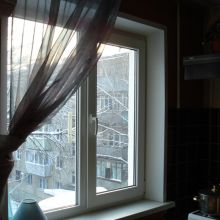 Пластиковое окно на кухне. Открывающуюся створку надо было делать с другой стороны Пластиковое окно на кухне. Открывающуюся створку надо было делать с другой стороны