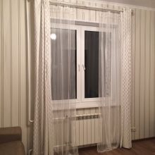 Новое двустворчатое окно в гостиной в квартире новостройке многоэтажного дома. Новое двустворчатое окно в гостиной в квартире новостройке многоэтажного дома.