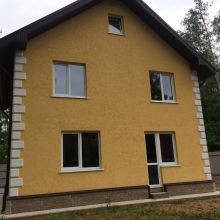 Стандартный балконный блок в доме как выход во внутренний двор Стандартный балконный блок в доме как выход во внутренний двор